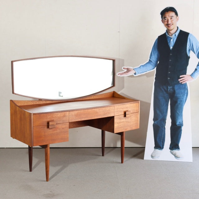 「鏡よ鏡、鏡さん」　イブ・コフォード・ラーセンIb Kofod-Larsenデザイン　ジープランG-PLANのドレッサー 商品番号【24038】