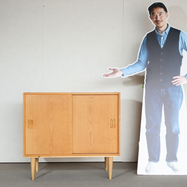デンマーク製キャビネット。木の表情を楽しめるヴィンテージ家具。空間に柔らかな温もりを添える存在。