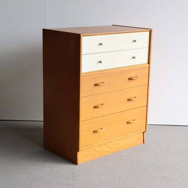 Vintage G-Plan mid-century teak chest with Chinese white top drawers and brass handles, British design with clean lines and.