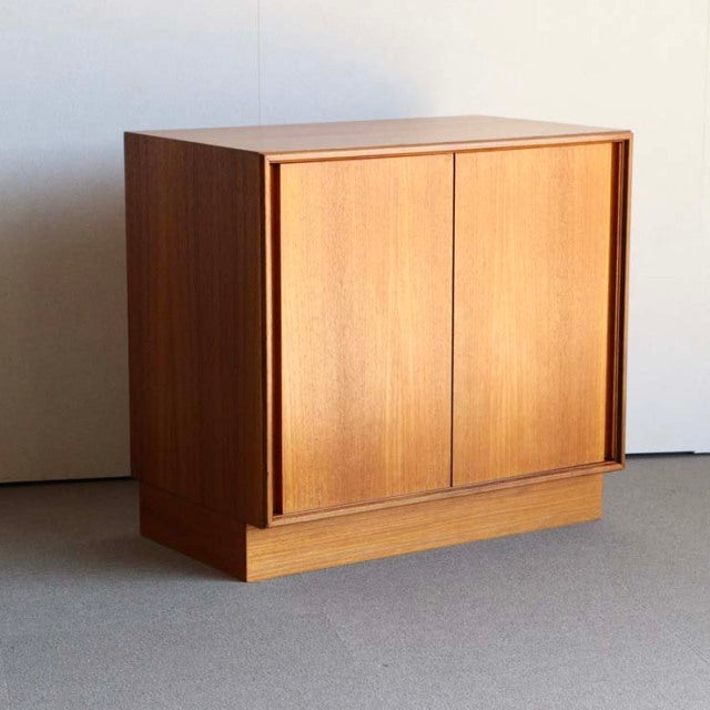 ちょうシンプルな収納箱、でも経年変化した色、木目がいいね！ジープランのキャビネット　商品番号24047
