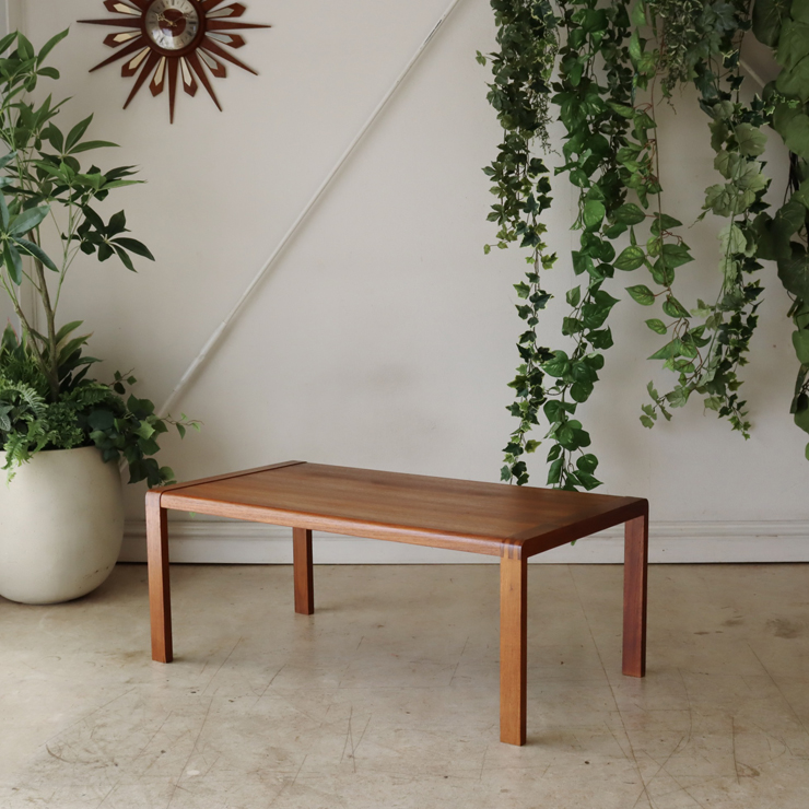 英国製ビンテージのコーヒーテーブル