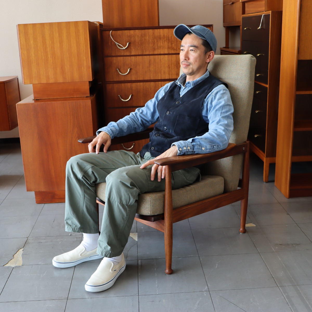 25188ガイ・ロジャースアームチェア 座ったイメージ