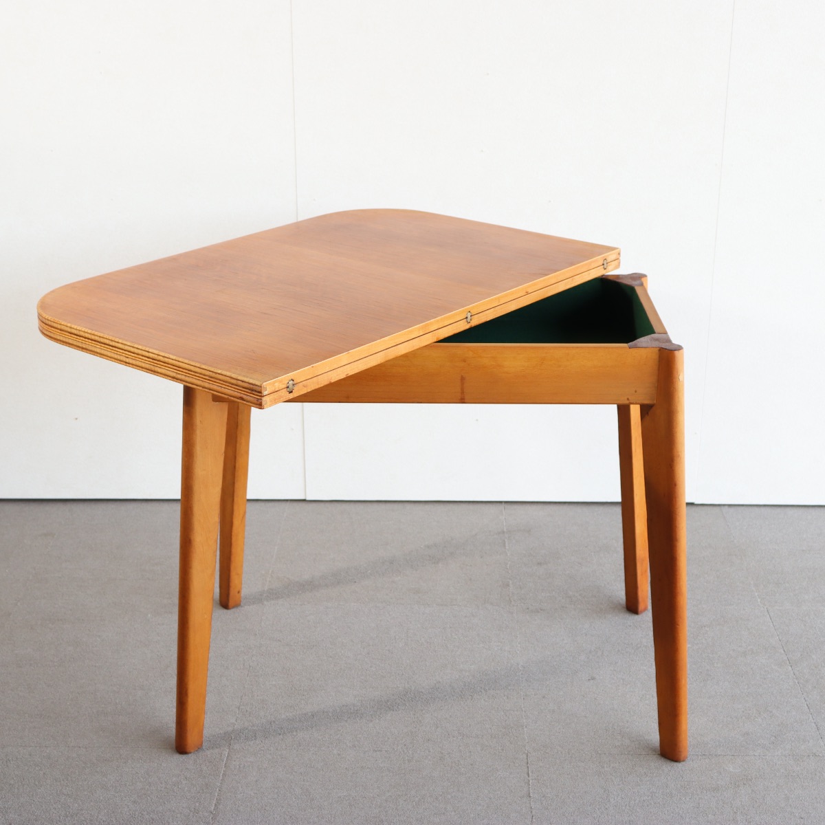 WALNUT SWIVEL TOP SMALL DINING TABLE 　商品番号26139