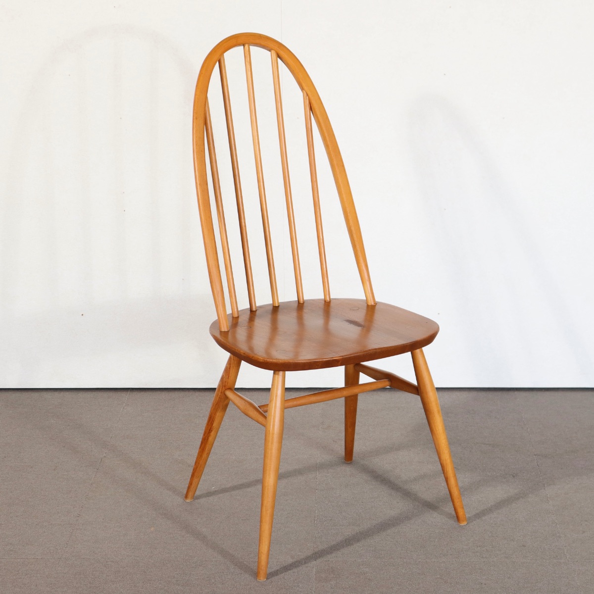 英国ヴィンテージのアーコールERCOLのダイニングチェア。色はナチュラル、形はクエーカーチェア。