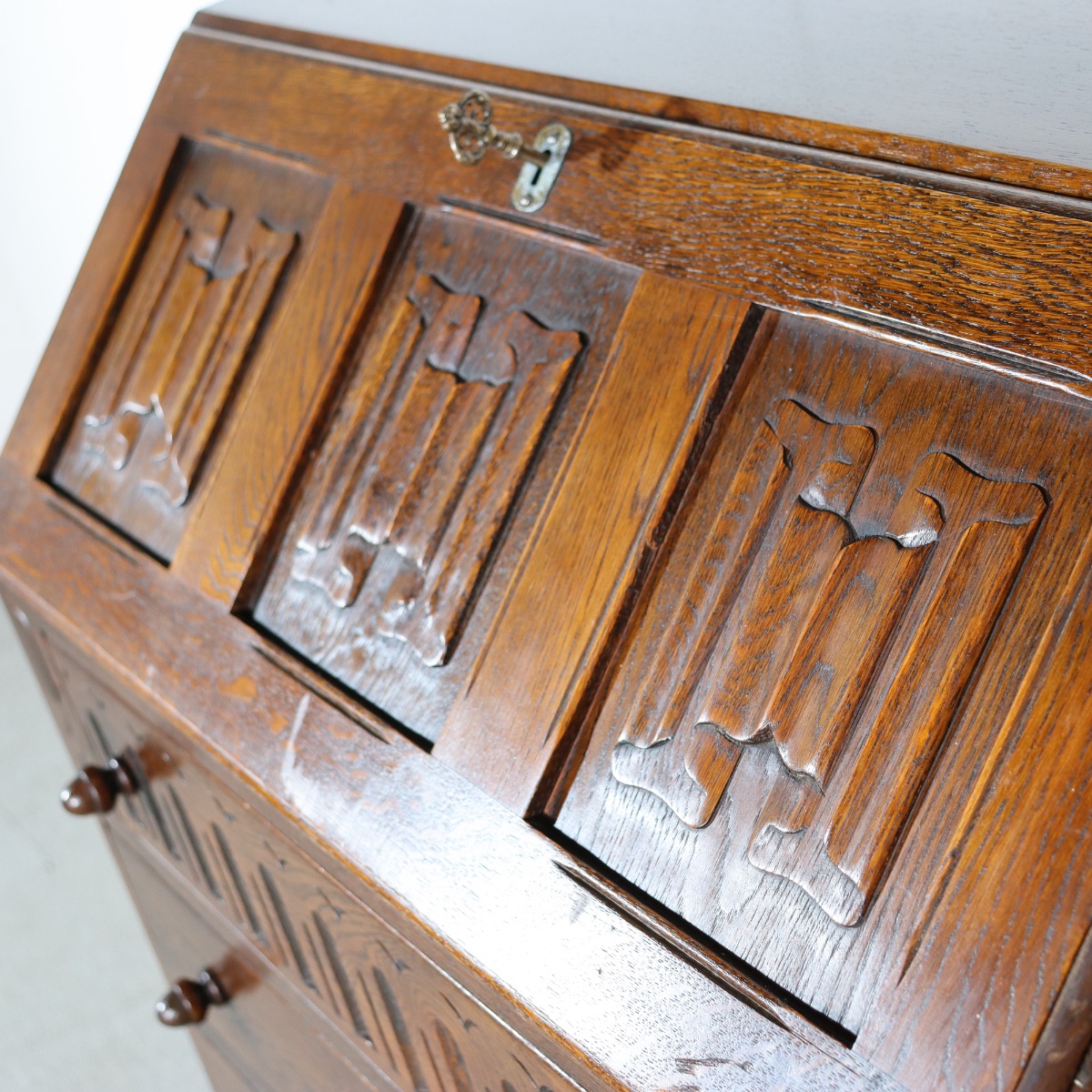 ジェイシー製ビューロー。 深い色味と穏やかな艶を持つアンティーク。上質な佇まい。