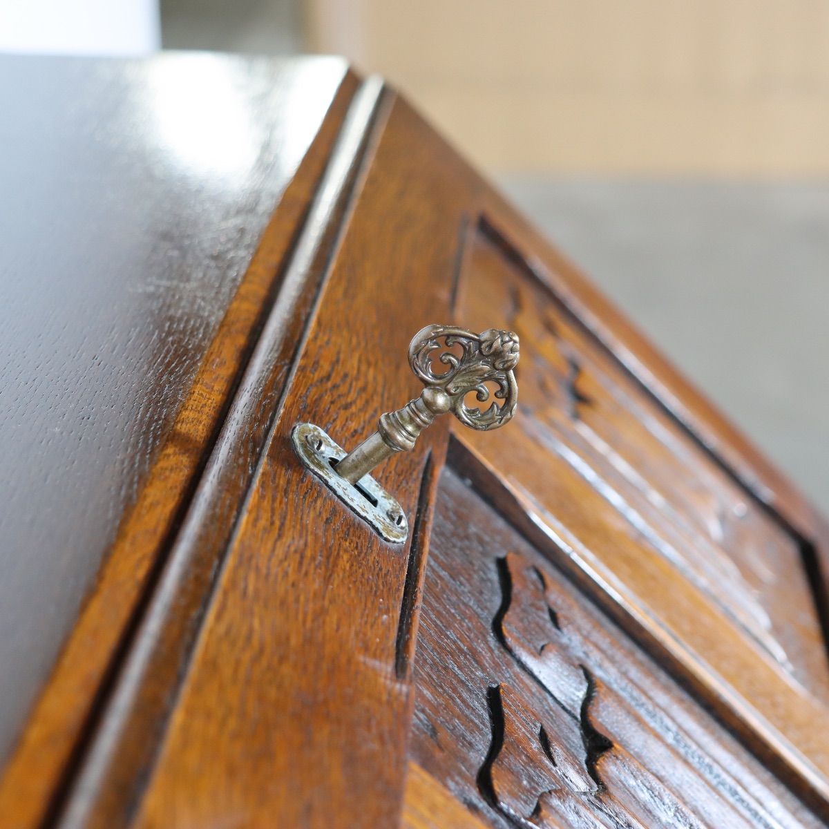 ジェイシー製ビューロー。 深い色味と穏やかな艶を持つアンティーク。上質な佇まい。