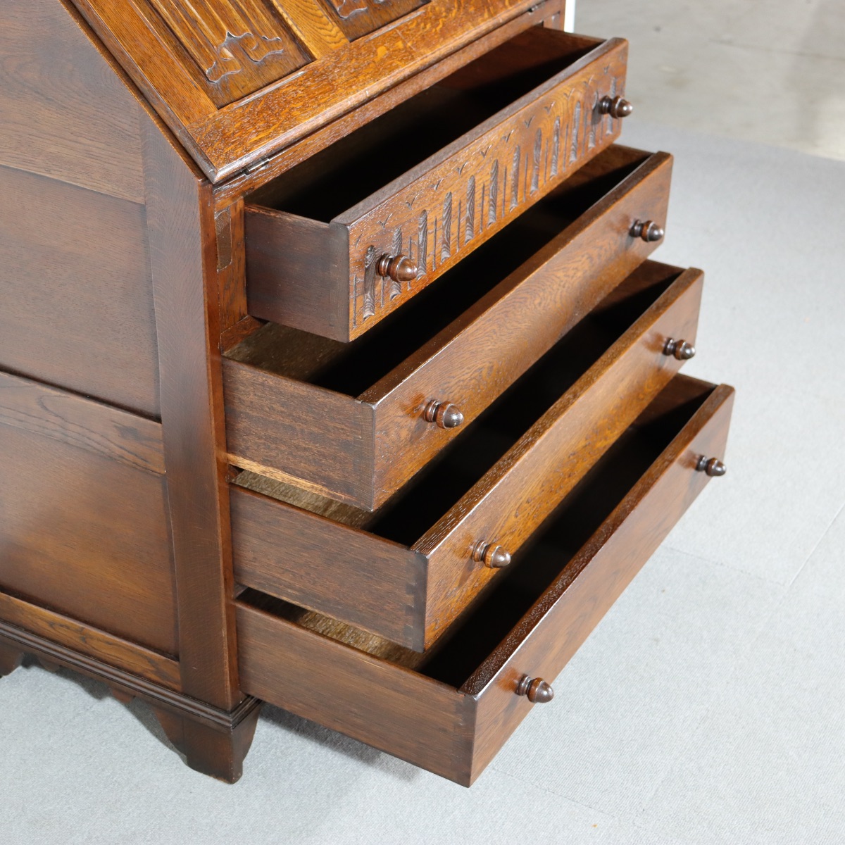 ジェイシー製ビューロー。 深い色味と穏やかな艶を持つアンティーク。上質な佇まい。