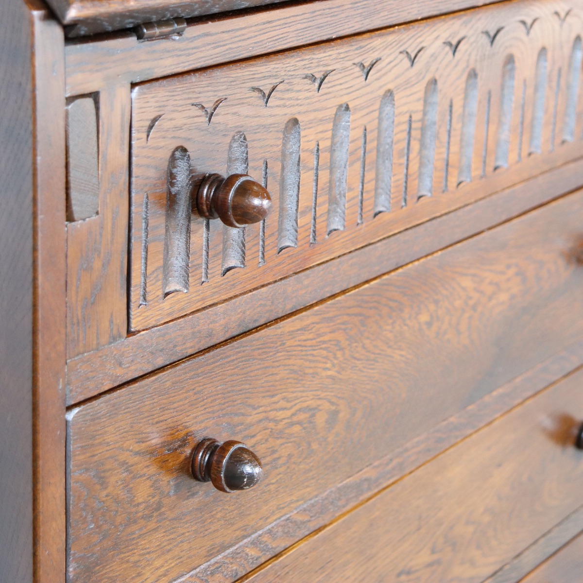 ジェイシー製ビューロー。 深い色味と穏やかな艶を持つアンティーク。上質な佇まい。