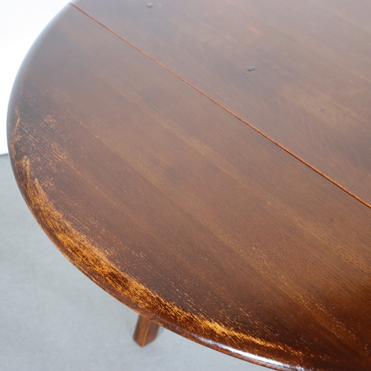 アーコールERCOLの折り畳み式ラウンドダイニングテーブル