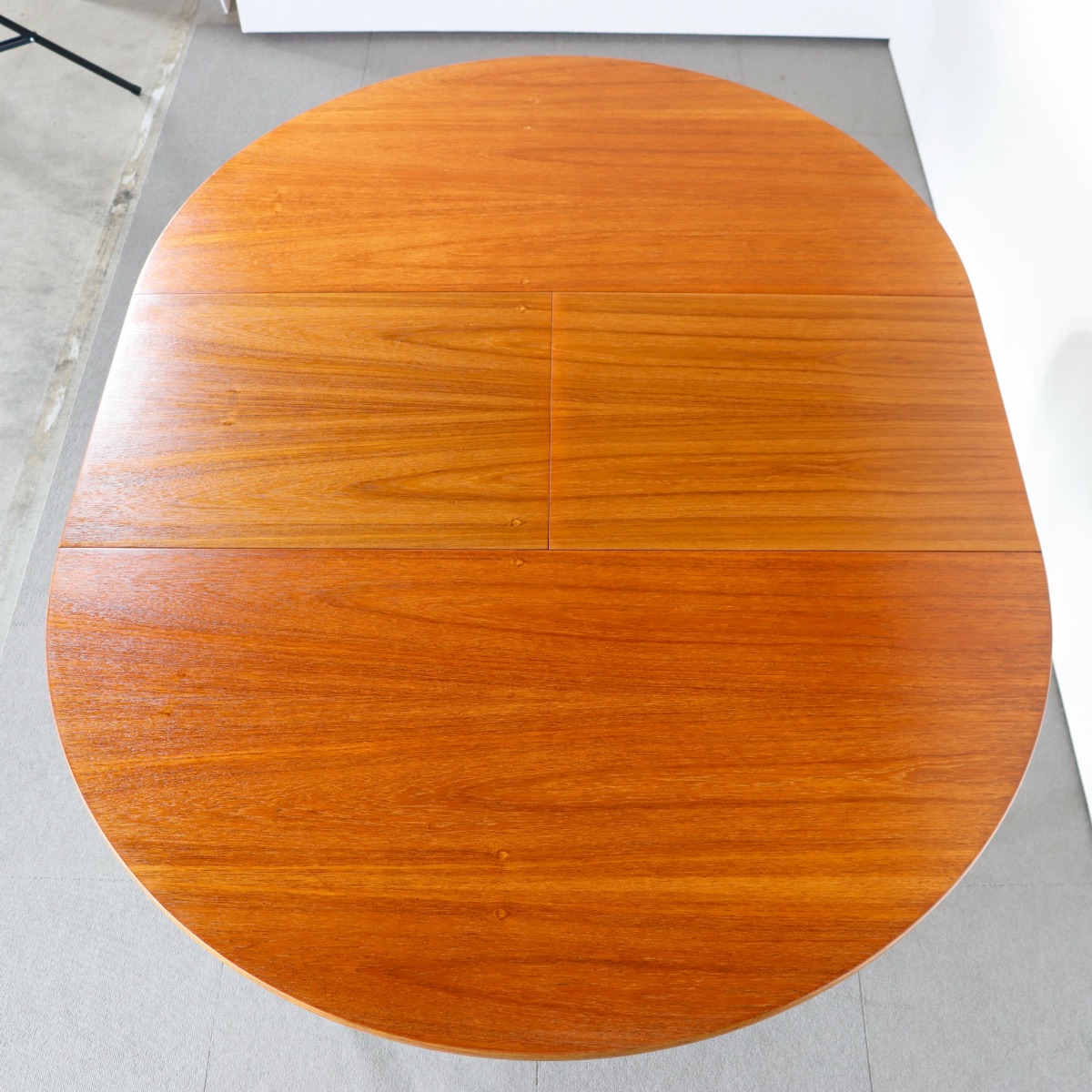 ネイサンNATHANのヴィンテージダイニングテーブル。ラウンド型でチーク材。
