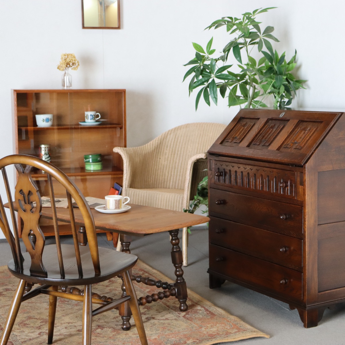 濃い茶色のヴィンテージ家具を使用したインテリア。