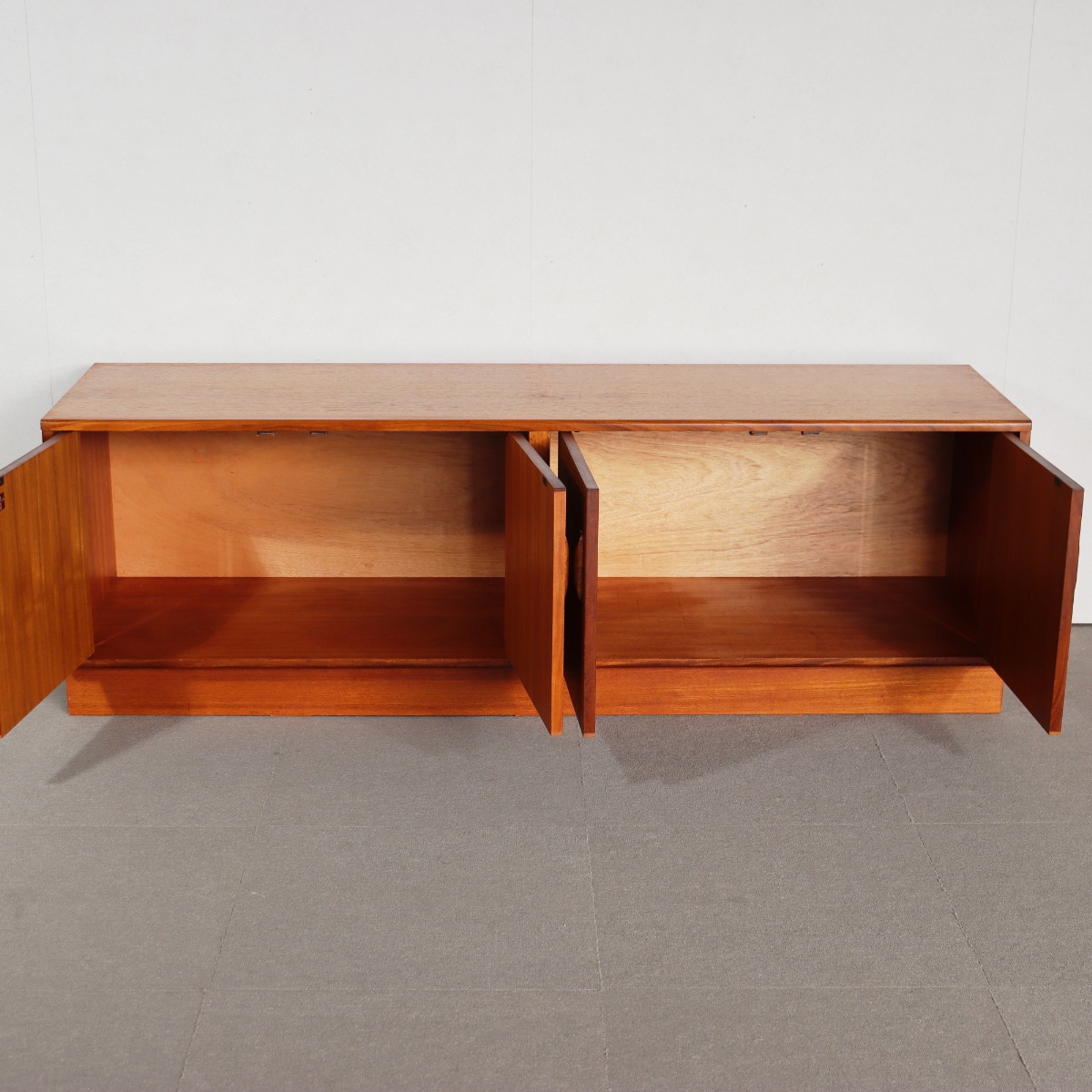 ジープラン製ローボード。ヴィンテージのチーク材の色味が美しい、空間に華をそえる一台。