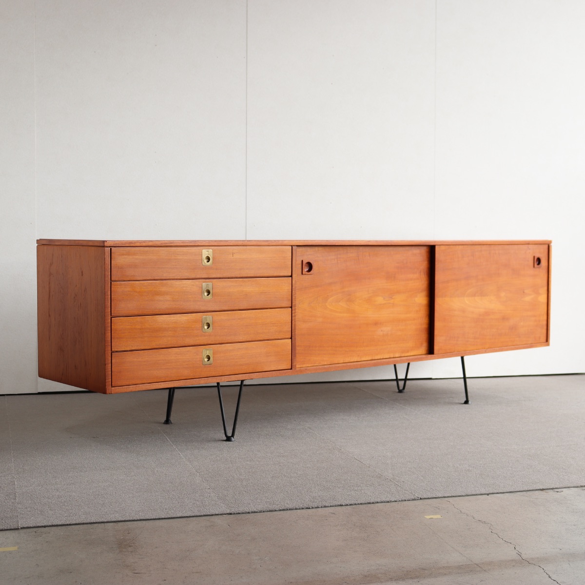 北欧ヴィンテージ風　サイドボード　アイアンレッグ デンマーク製 ヴィンテージ サイドボード / カスタム アイアン