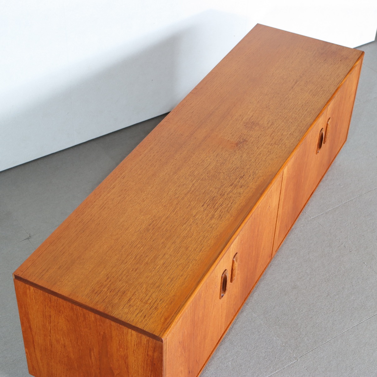 ジープラン製ローボード。ヴィンテージのチーク材の色味が美しい、空間に華をそえる一台。