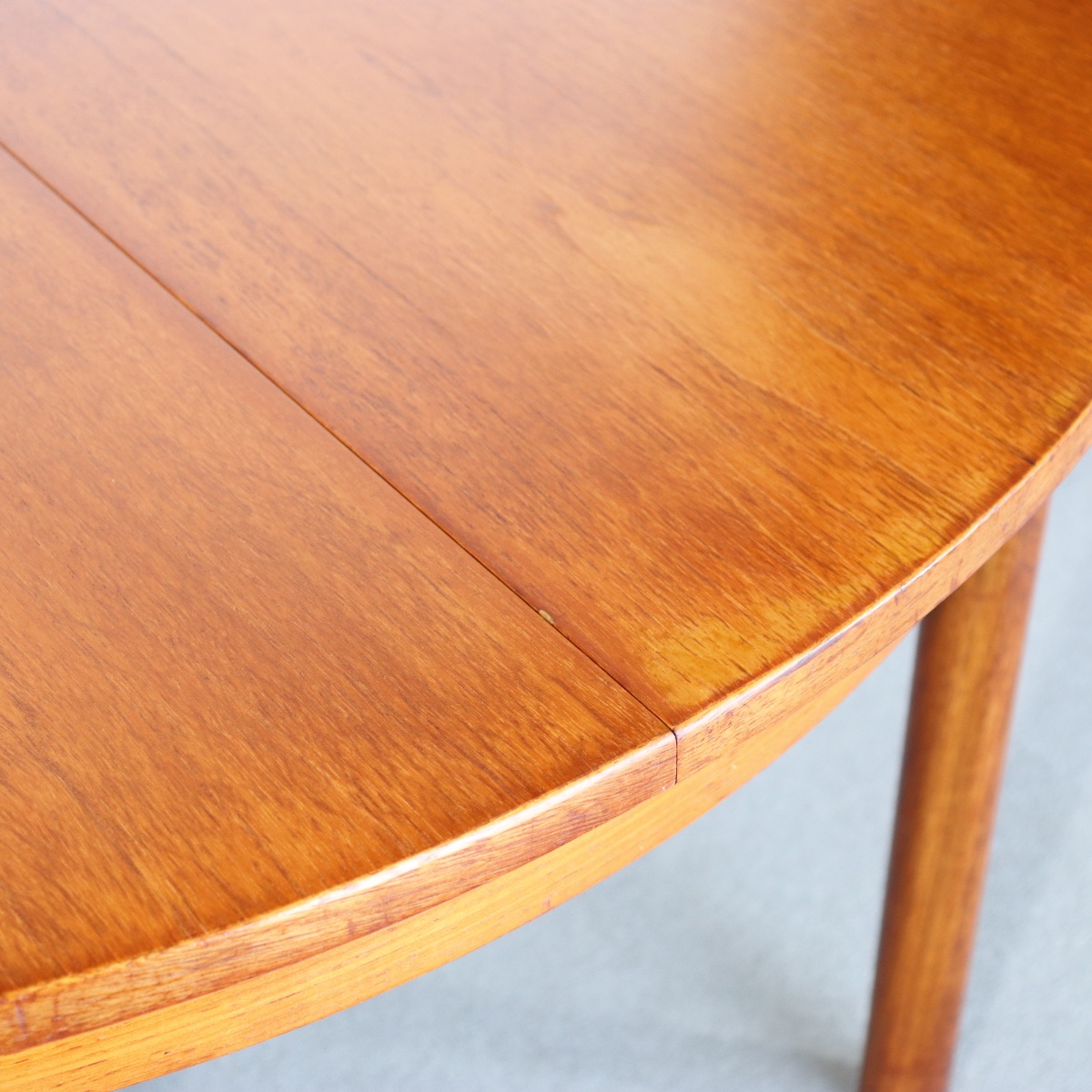 ラウンドダイニングテーブル