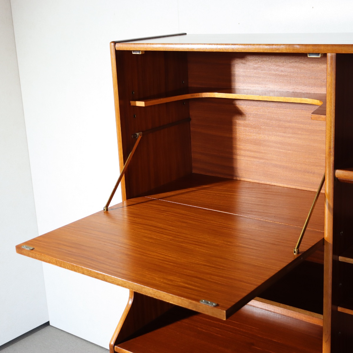 エリオッツオブニューベリーのハイボード。ヴィンテージのチーク材が美しい穏やかな雰囲気の一台。