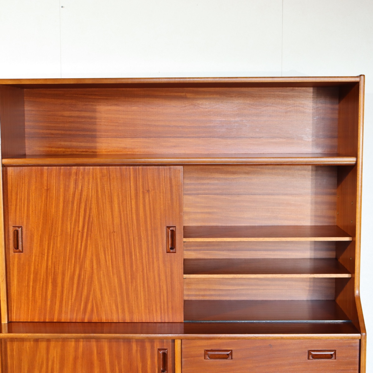 エリオッツオブニューベリーのハイボード。ヴィンテージのチーク材が美しい穏やかな雰囲気の一台。