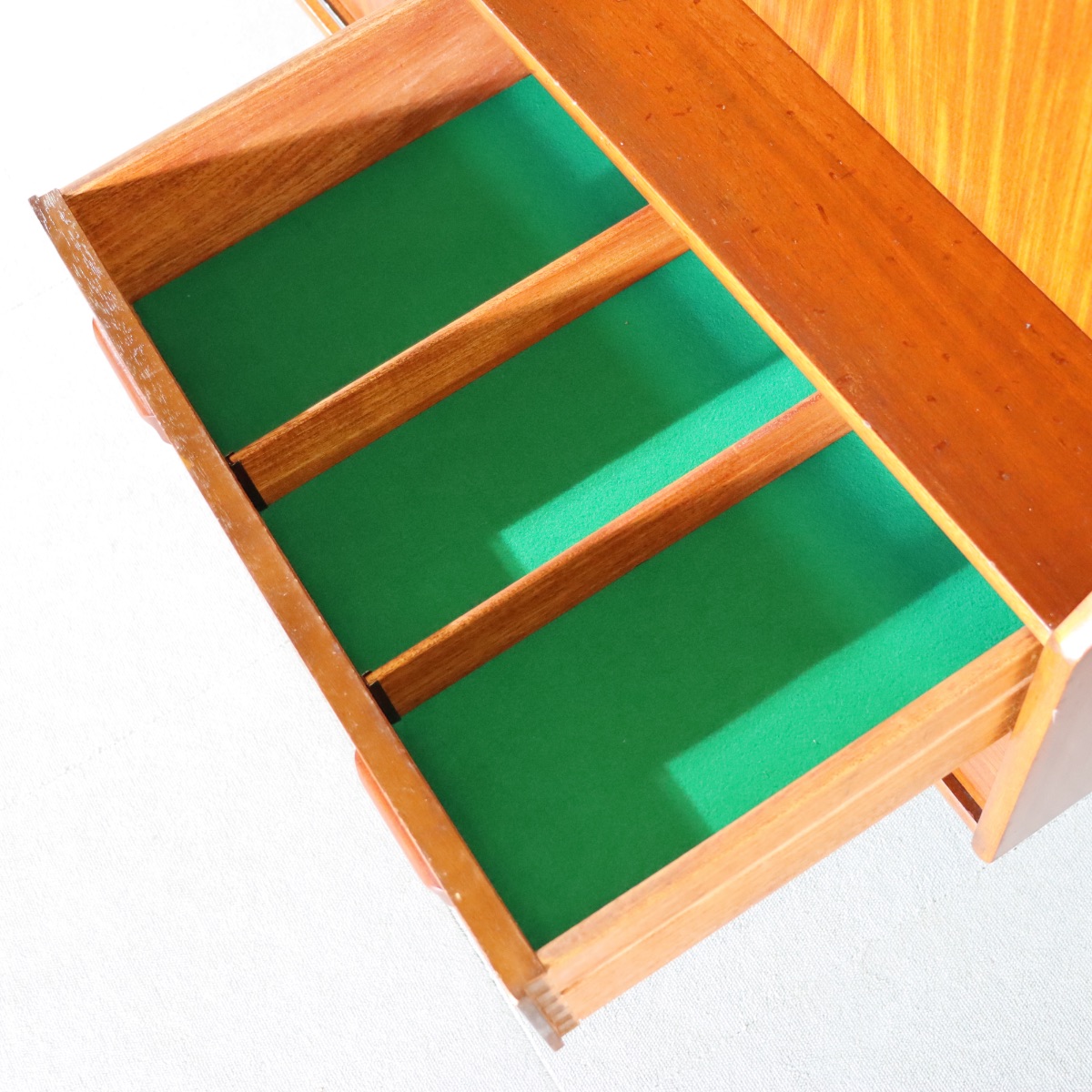 エリオッツオブニューベリーのハイボード。ヴィンテージのチーク材が美しい穏やかな雰囲気の一台。