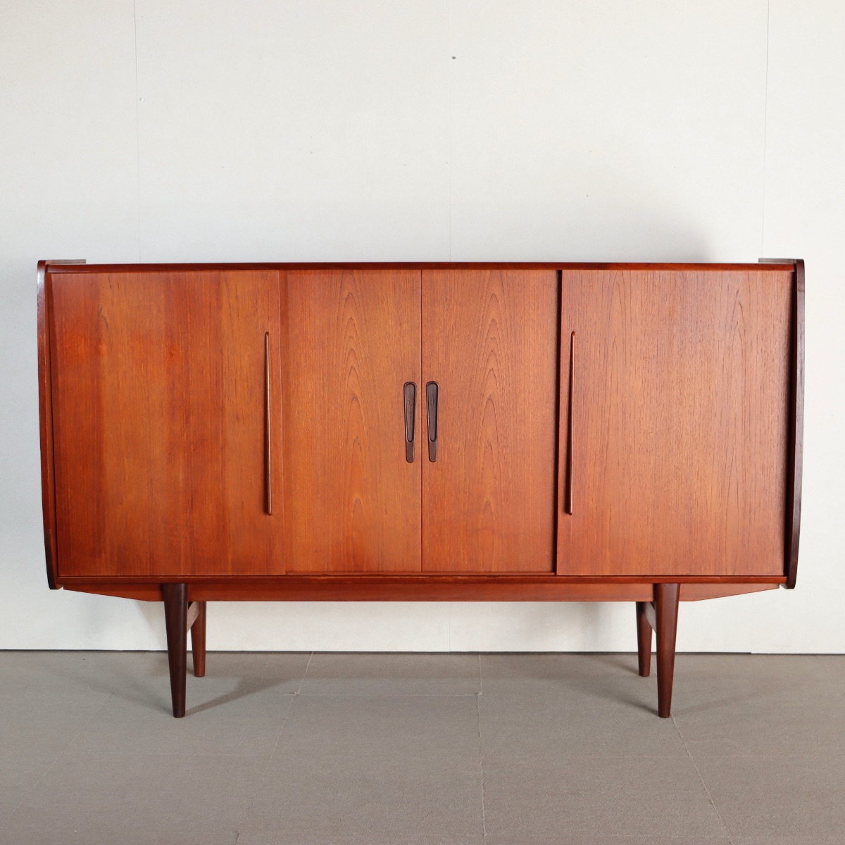 デンマーク製ハイサイドボード。木の温もりが感じられるチーク材北欧ヴィンテージ。自然な美しさ。