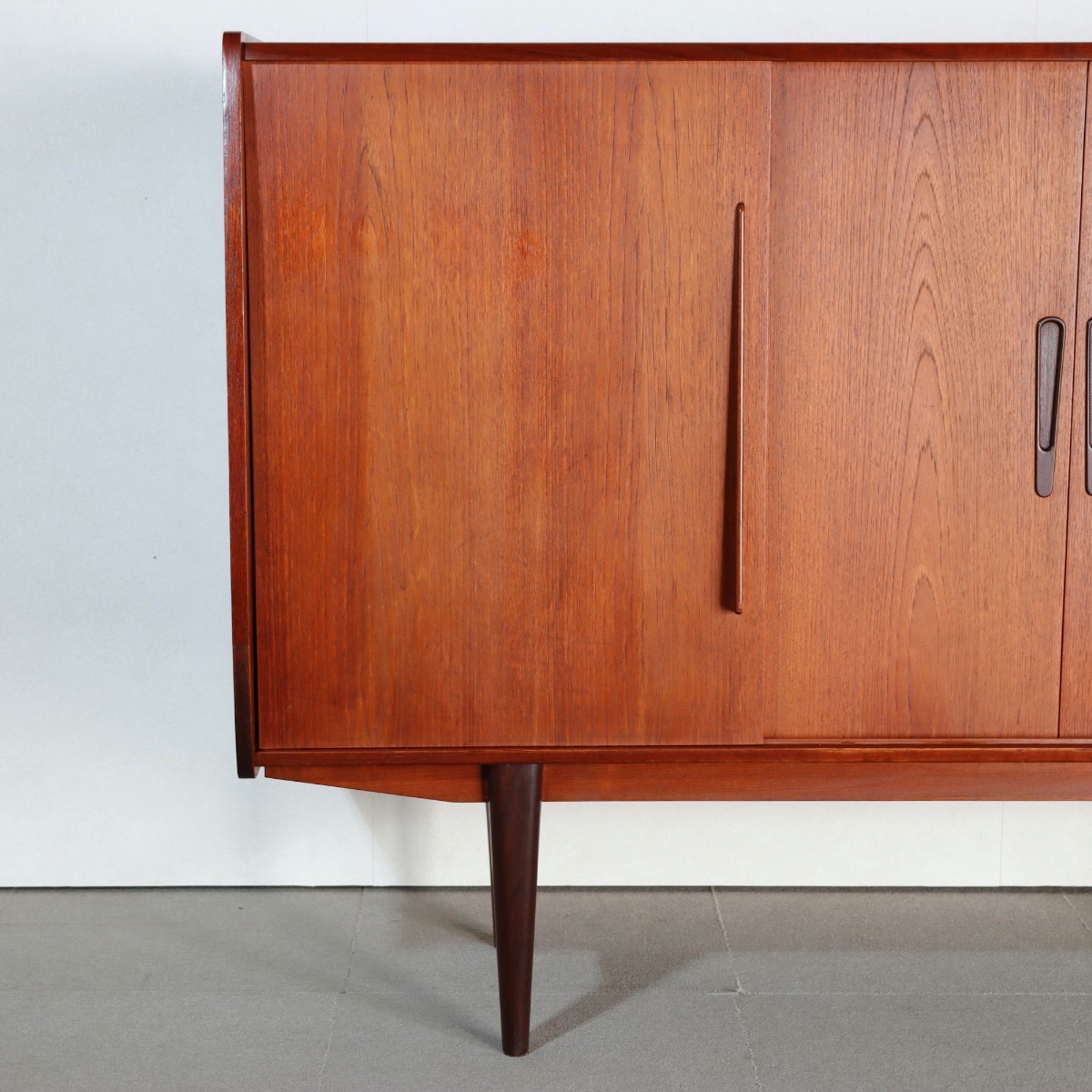 デンマーク製ハイサイドボード。木の温もりが感じられるチーク材北欧ヴィンテージ。自然な美しさ。