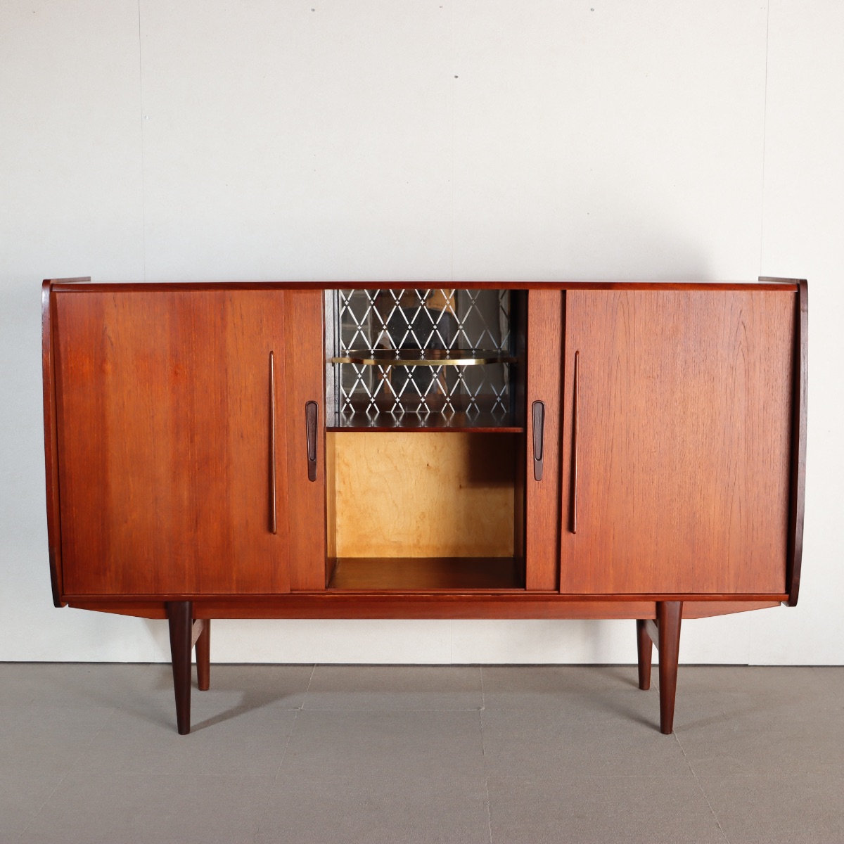 デンマーク製ハイサイドボード。木の温もりが感じられるチーク材北欧ヴィンテージ。自然な美しさ。