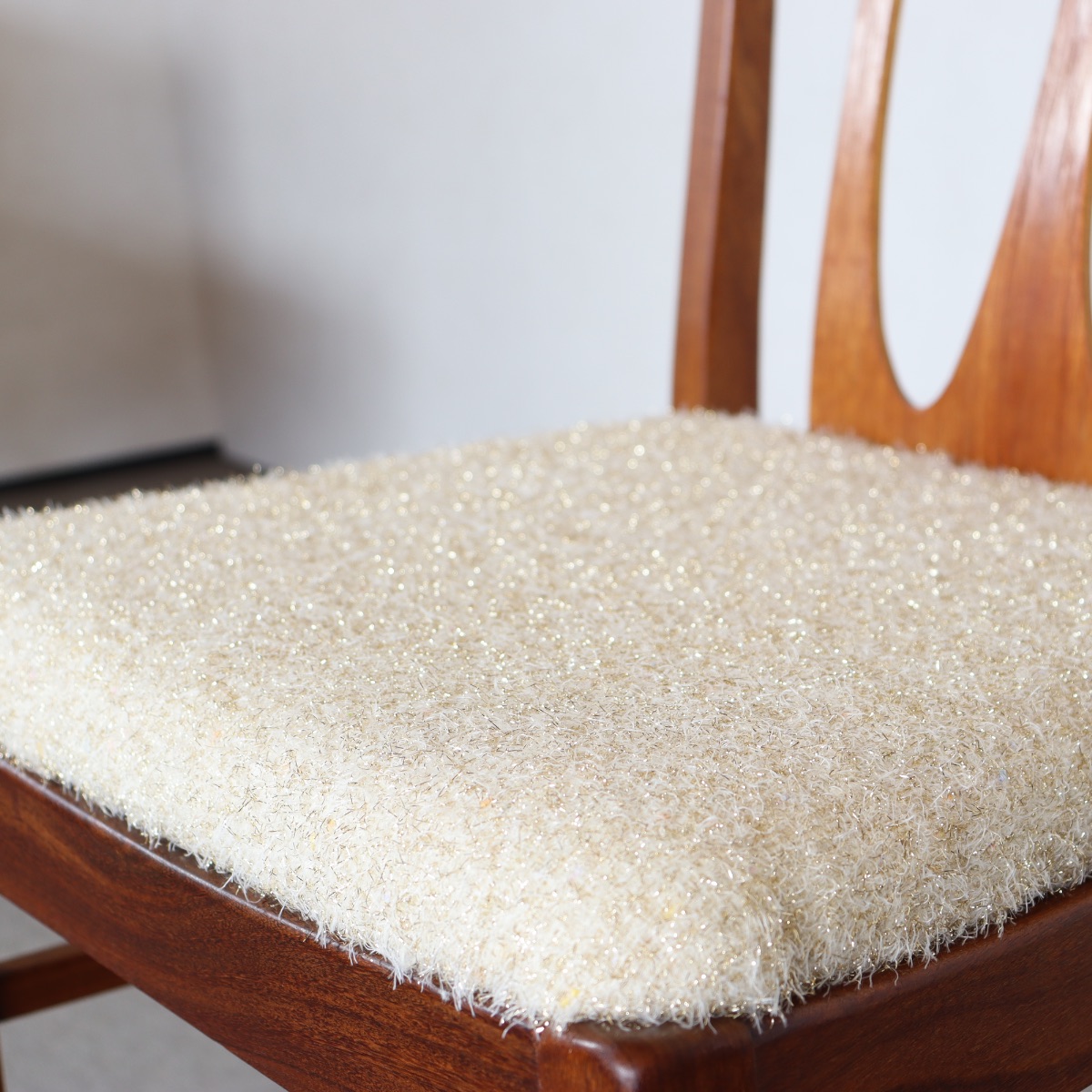 ジープランG-PLANのブラジリアシリーズのダイニングチェア。職人がしっかりメンテナンスしたチーク材のヴィンテージが美しい一脚。