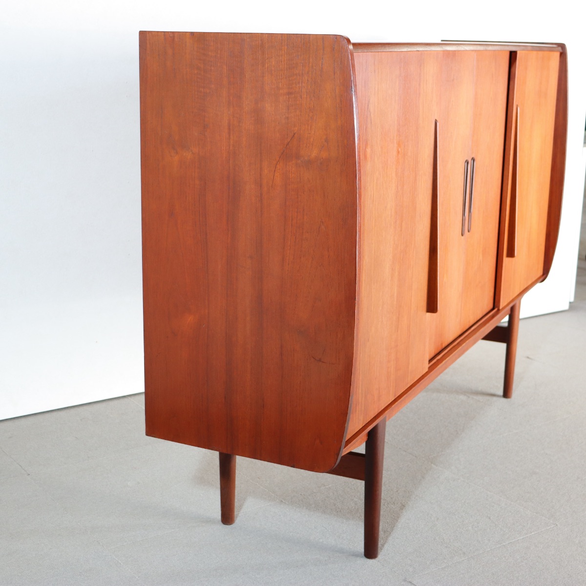 デンマーク製ハイサイドボード。木の温もりが感じられるチーク材北欧ヴィンテージ。自然な美しさ。