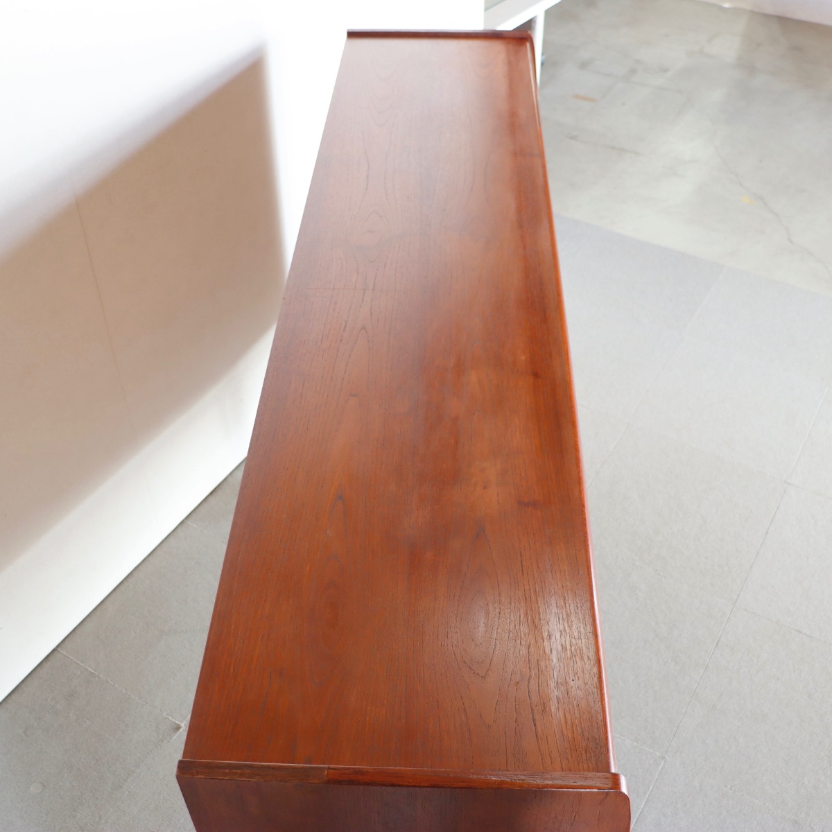 デンマーク製ハイサイドボード。木の温もりが感じられるチーク材北欧ヴィンテージ。自然な美しさ。