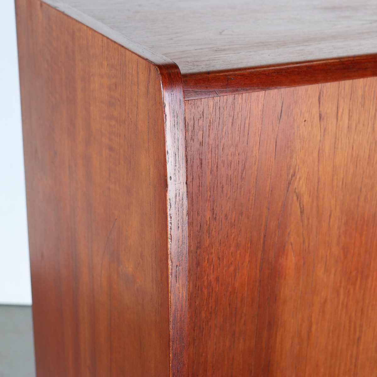 デンマーク製ハイサイドボード。木の温もりが感じられるチーク材北欧ヴィンテージ。自然な美しさ。