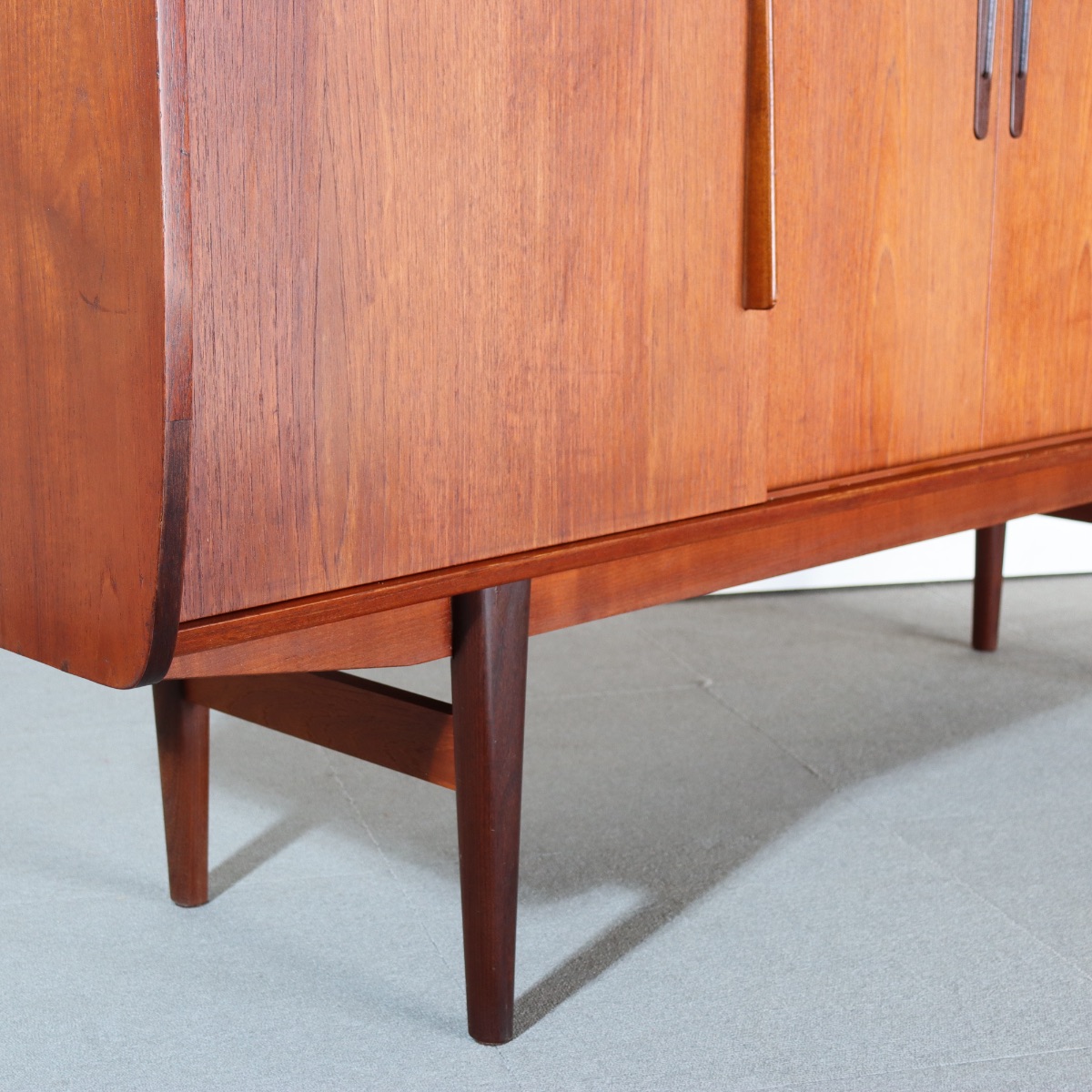 デンマーク製ハイサイドボード。木の温もりが感じられるチーク材北欧ヴィンテージ。自然な美しさ。