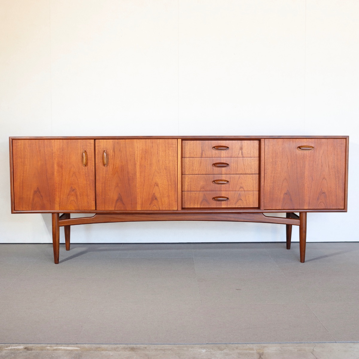 ジープランG-PLANのブラジリアシリーズのサイドボード。深みのあるチーク材の北欧ヴィンテージ。静かな存在感を放つ美しい佇まい。