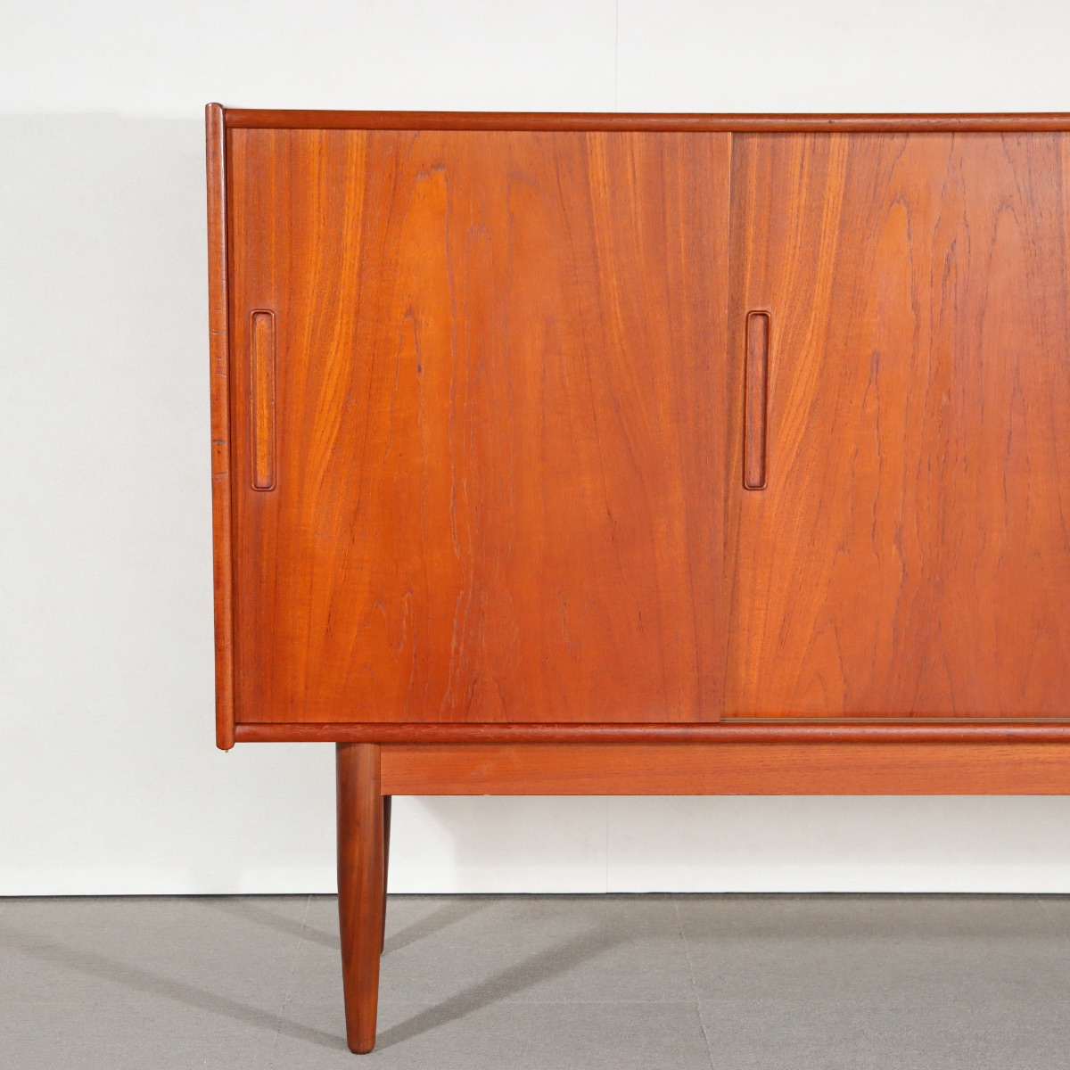 デンマーク製のサイドボード。