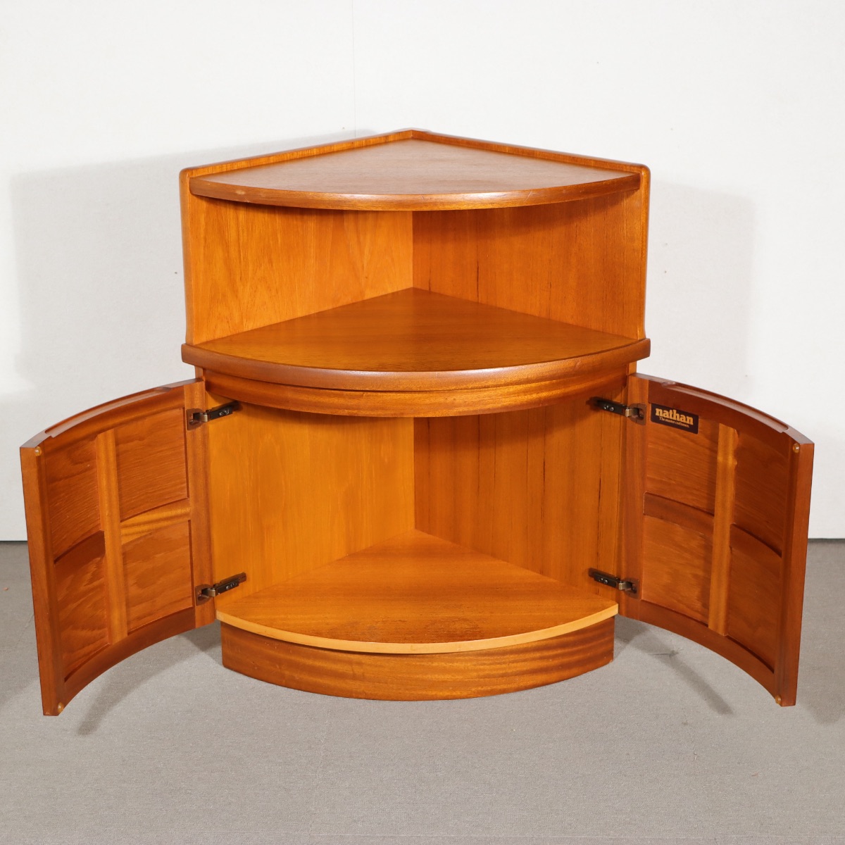 ネイサンNATHAN製コーナーキャビネット。