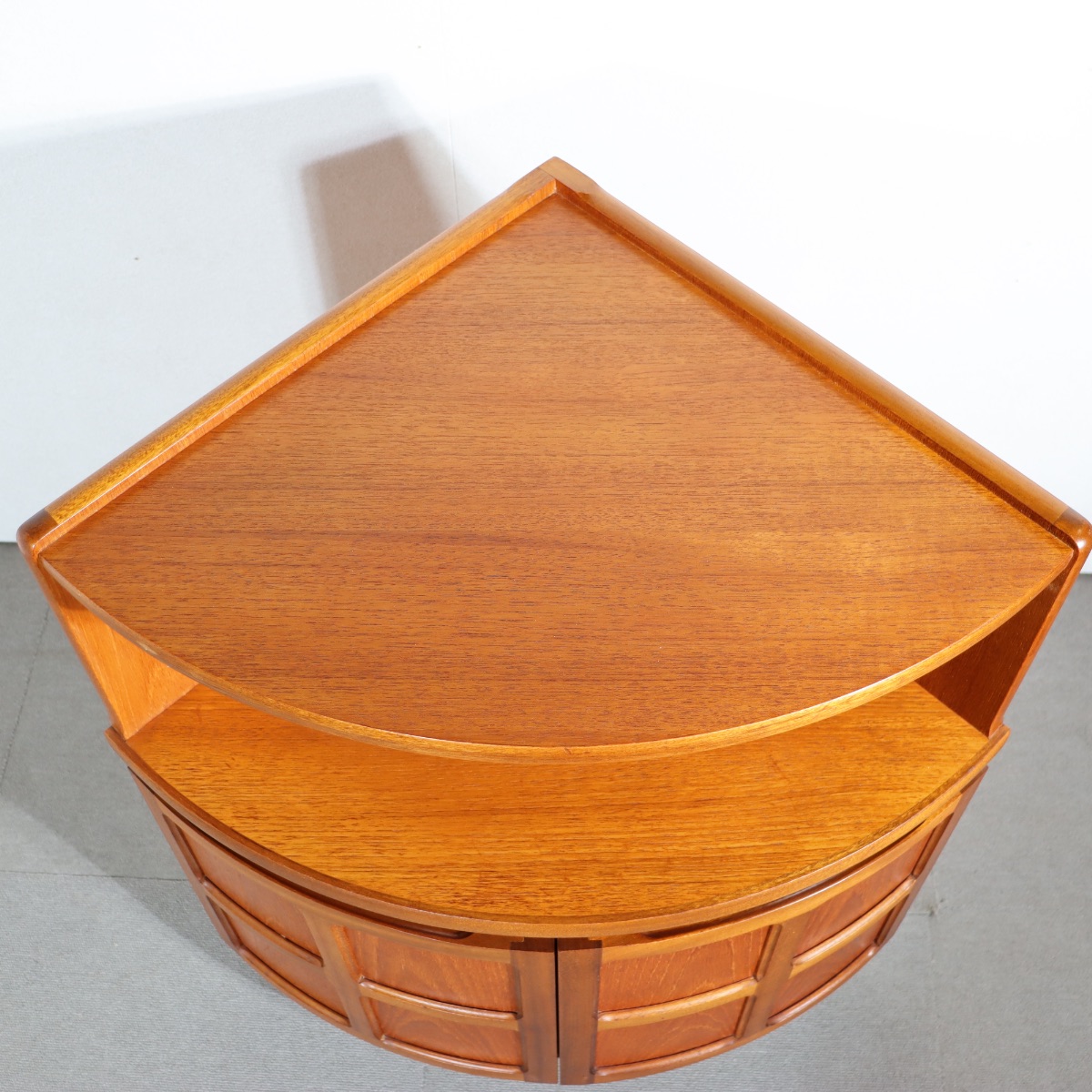 ネイサンNATHAN製コーナーキャビネット。