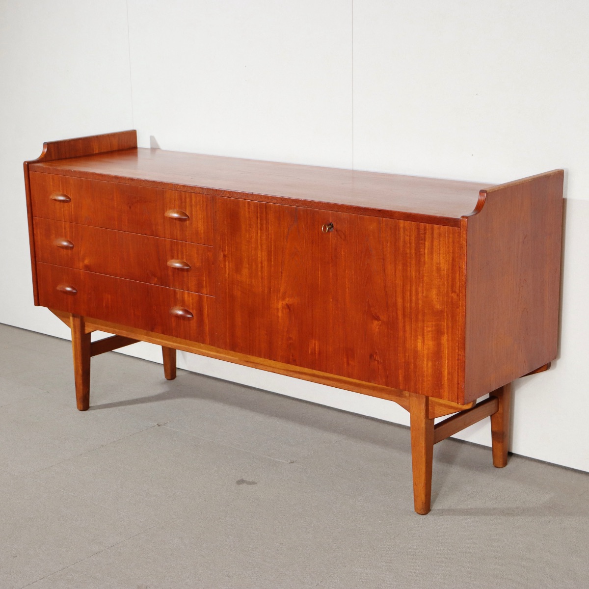 デンマーク製サイドボード