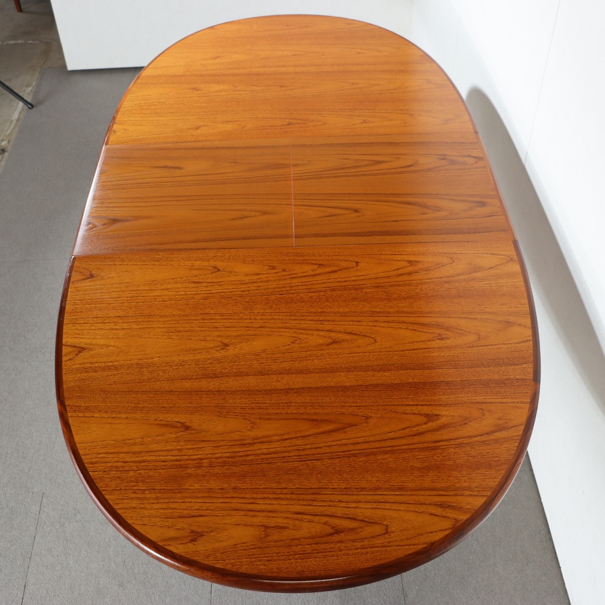 ジープランG-PLANのオーバル型ダイニングテーブル。チーク材の木目が美しい北欧ヴィンテージ。しっかりとメンテナンスされた上質な一台。