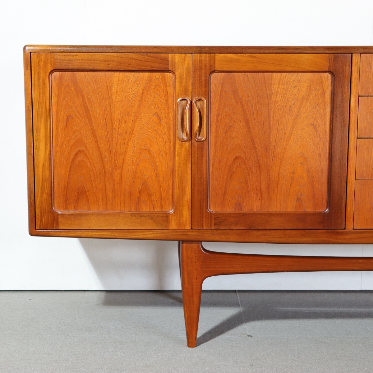 ジープランG-PLAN製サイドボード。通称ロングジョン。