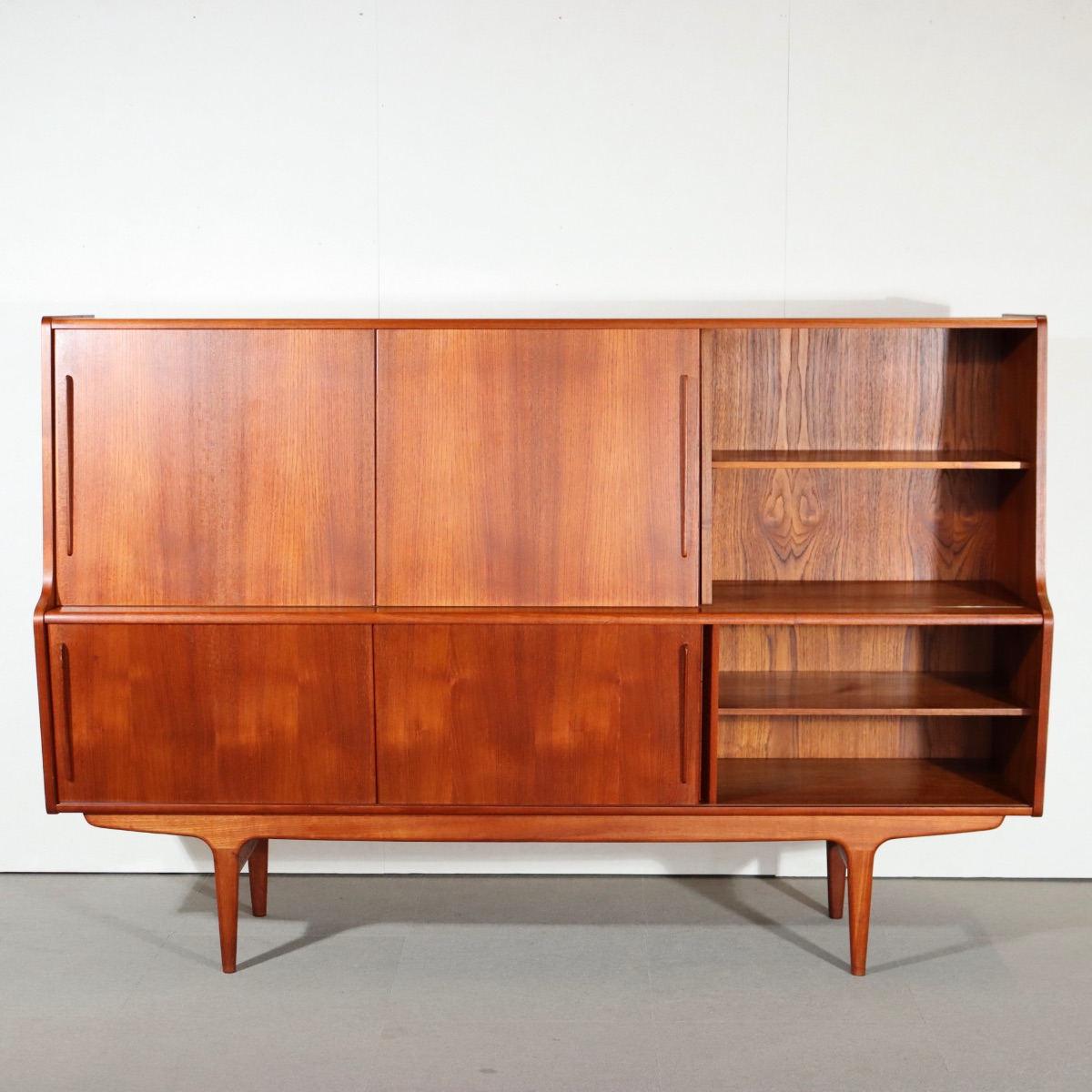 デンマーク製サイドボード。チーク材の滑らかな質感が心地よい北欧ヴィンテージ。穏やかな空気を纏う一台。