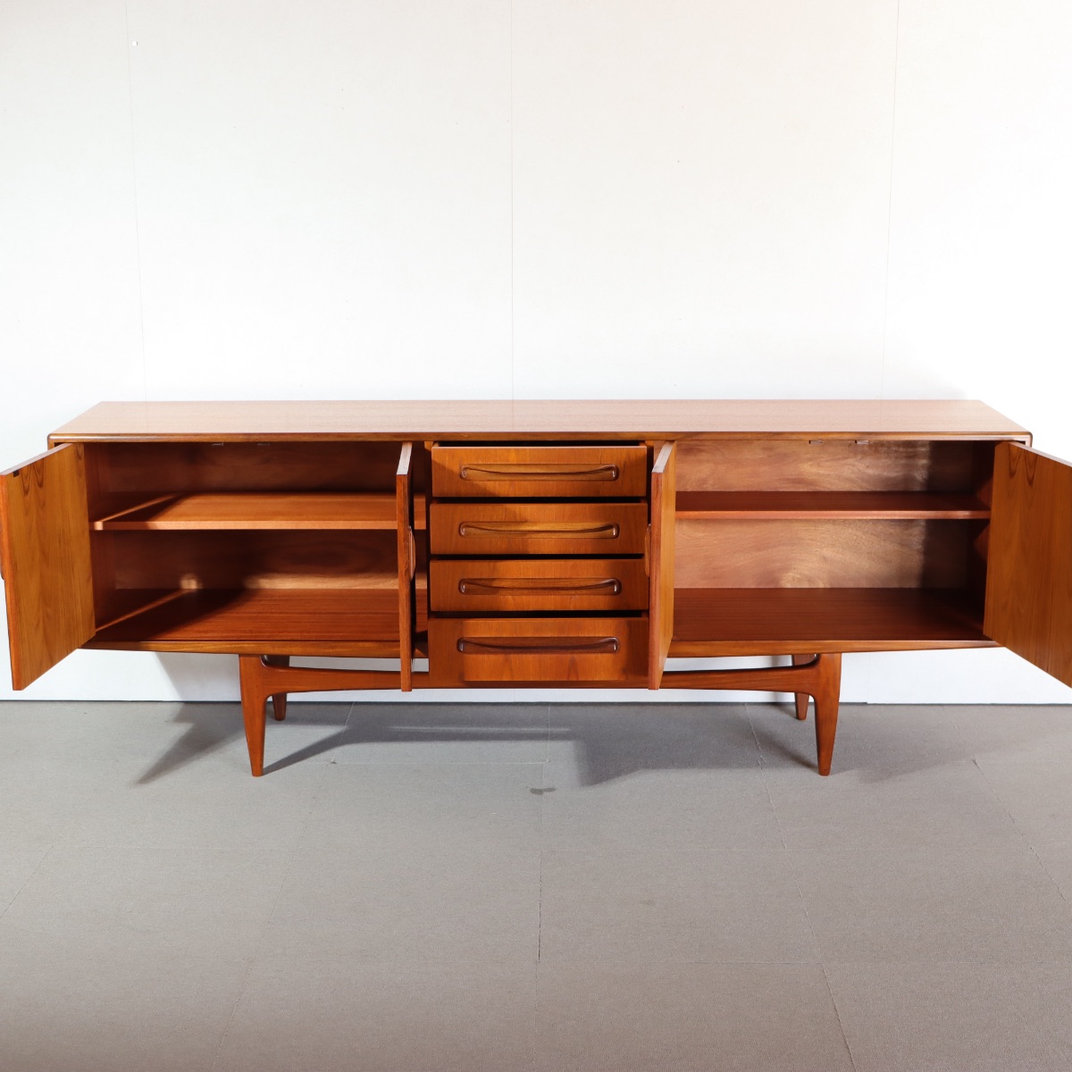 ジープランG-PLAN製サイドボード。通称ロングジョン。