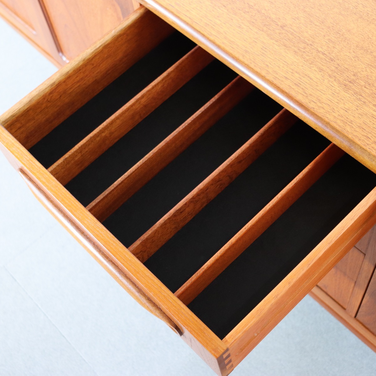 ジープランG-PLAN製サイドボード。通称ロングジョン。