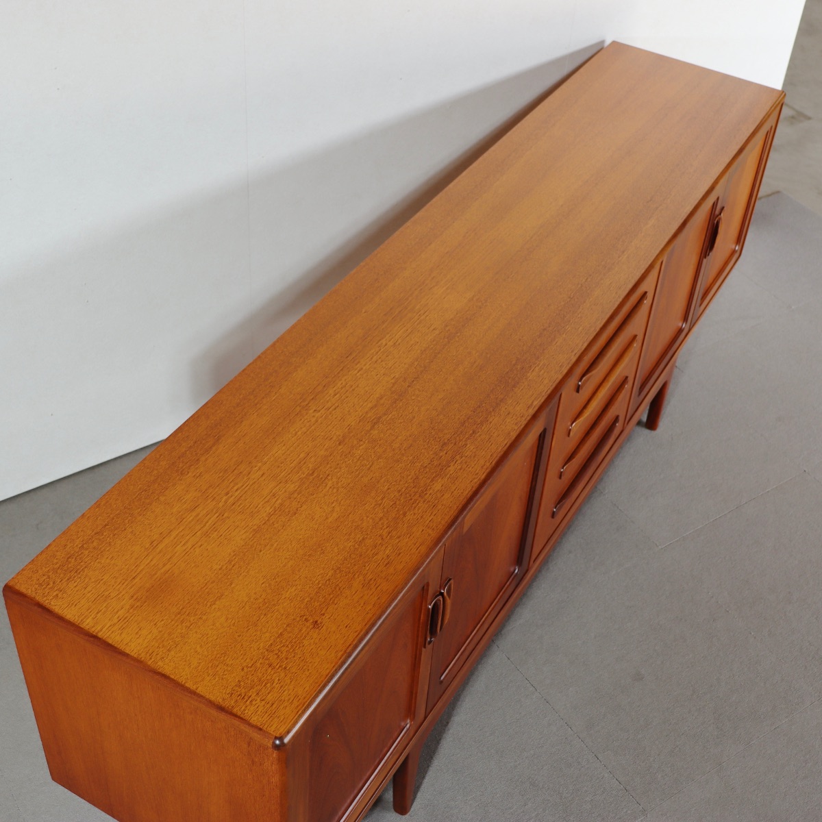 ジープランG-PLAN製サイドボード。通称ロングジョン。