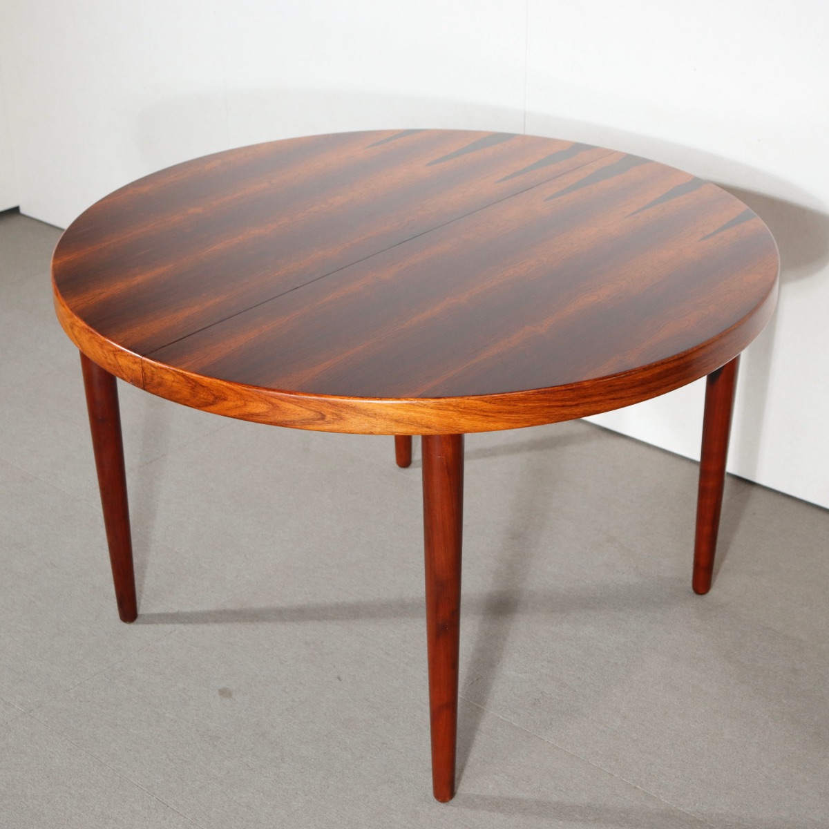 デンマーク製ラウンド型ダイニングテーブル。柔らかな光を受けて輝くチーク材。北欧ヴィンテージらしい穏やかな表情。