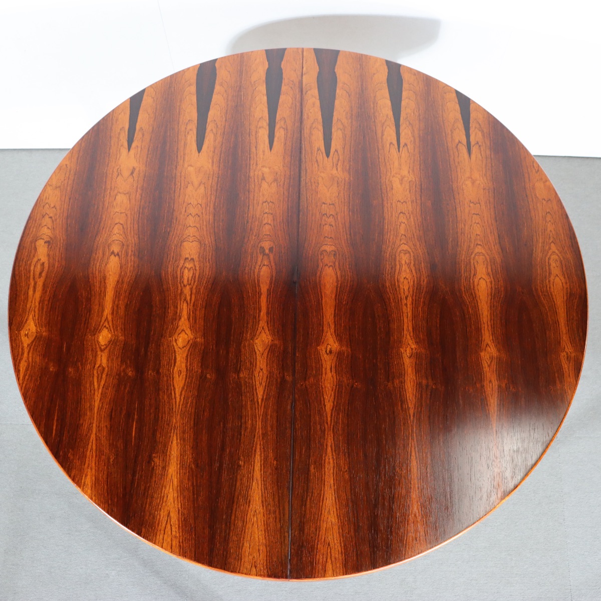 デンマーク製ラウンド型ダイニングテーブル。柔らかな光を受けて輝くチーク材。北欧ヴィンテージらしい穏やかな表情。