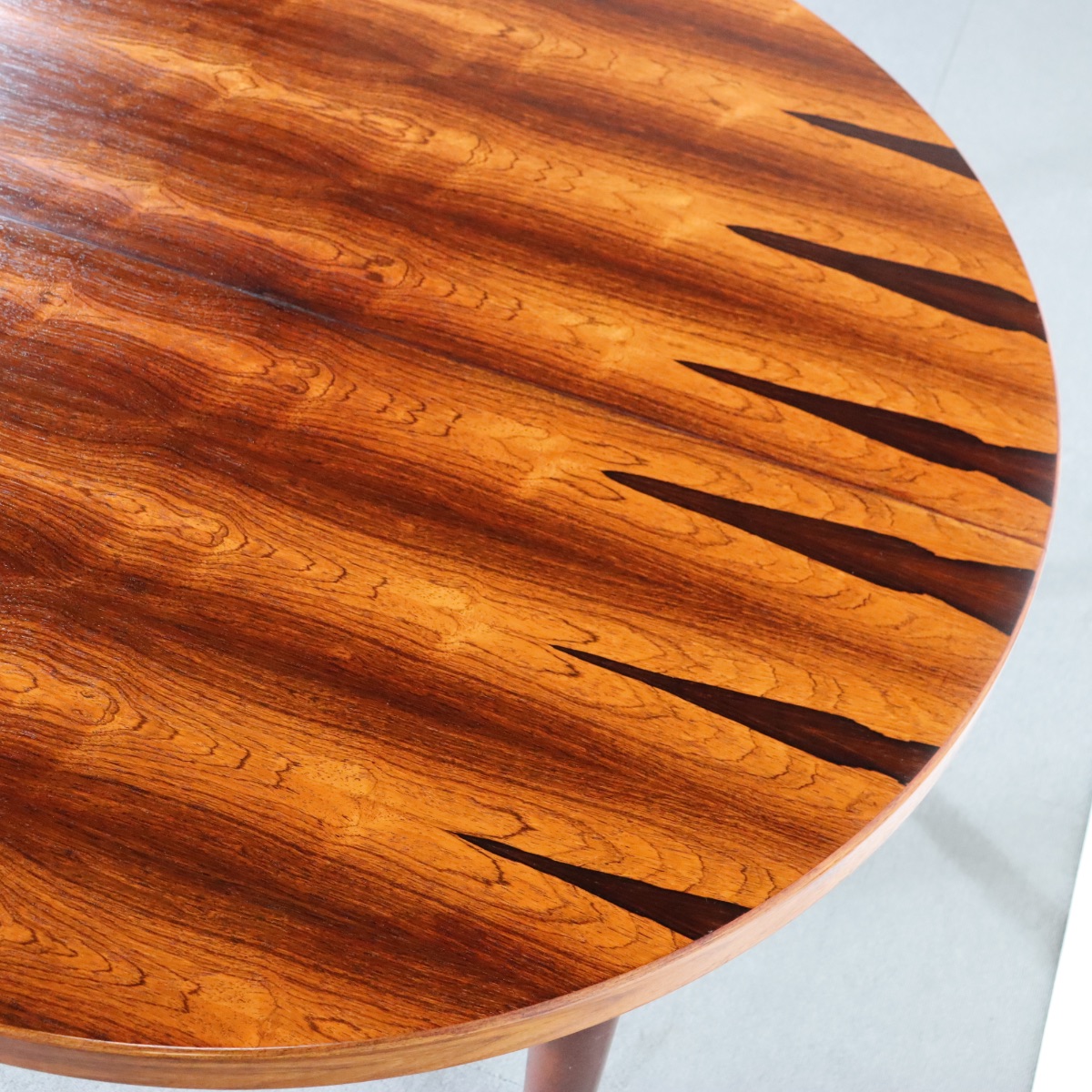 ラウンド型ダイニングテーブル。