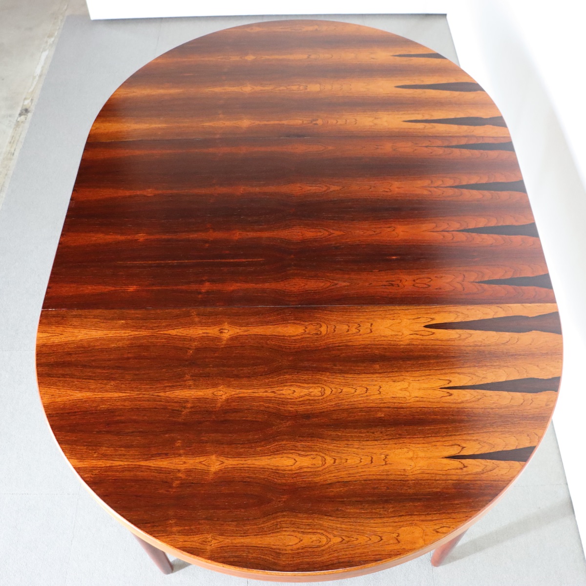 デンマーク製ラウンド型ダイニングテーブル。柔らかな光を受けて輝くチーク材。北欧ヴィンテージらしい穏やかな表情。