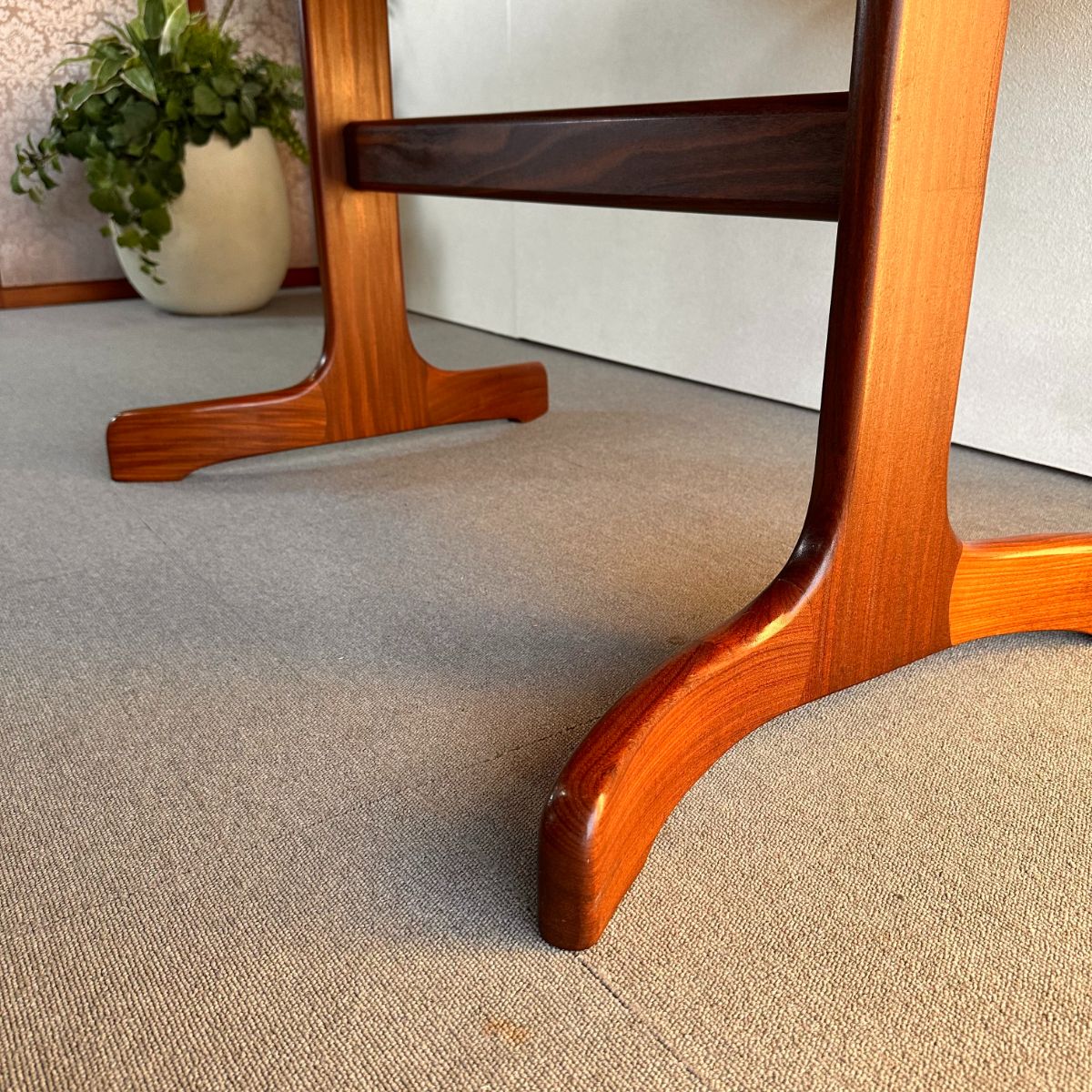 ジープランのオーバルダイニングテーブル