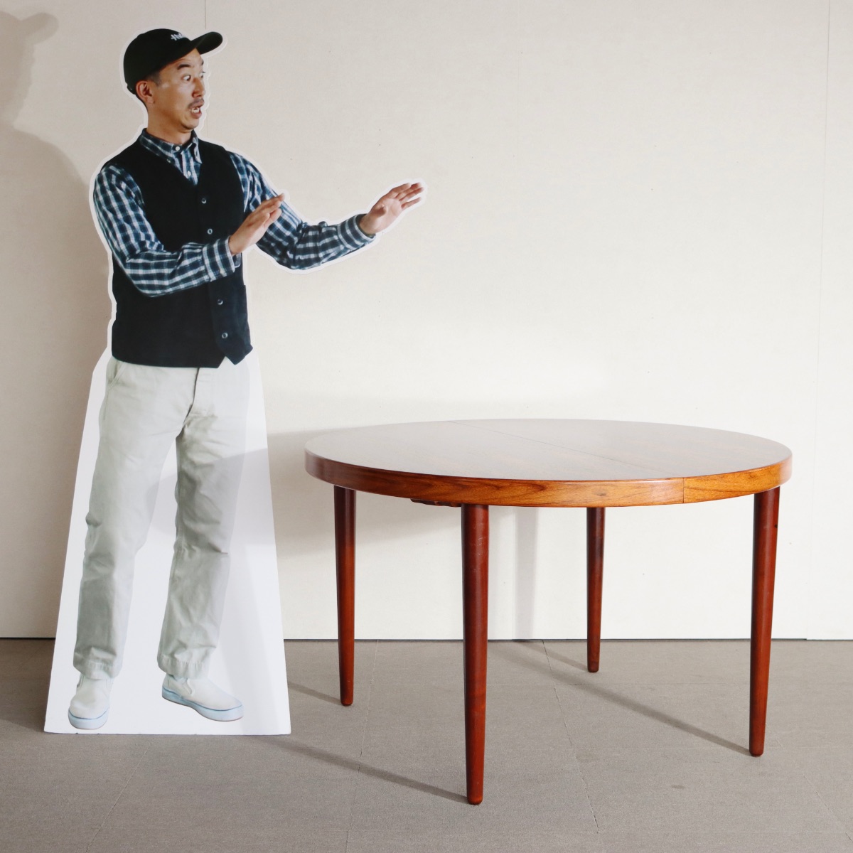 デンマーク製ラウンド型ダイニングテーブル。柔らかな光を受けて輝くチーク材。北欧ヴィンテージらしい穏やかな表情。