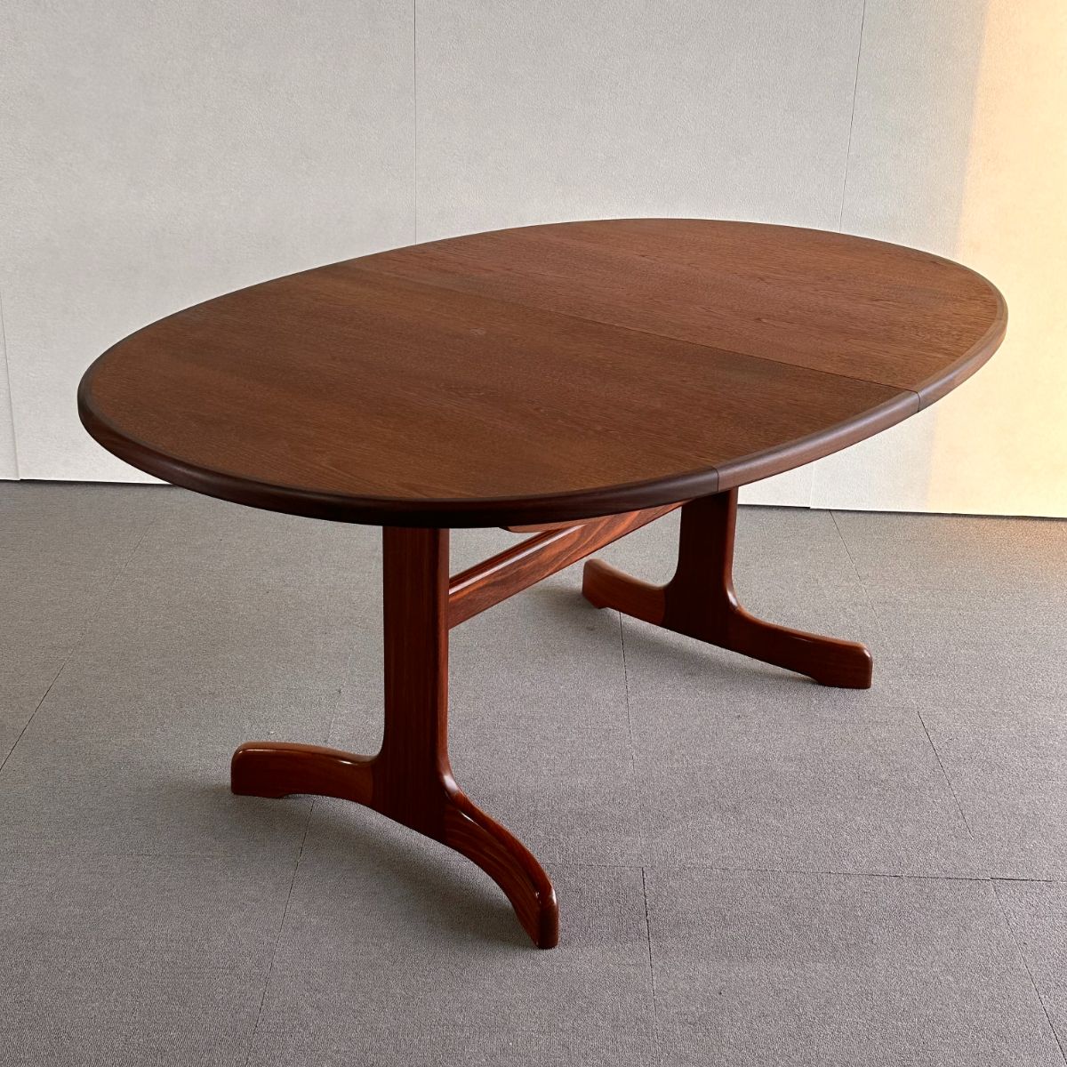 ジープランのオーバルダイニングテーブル