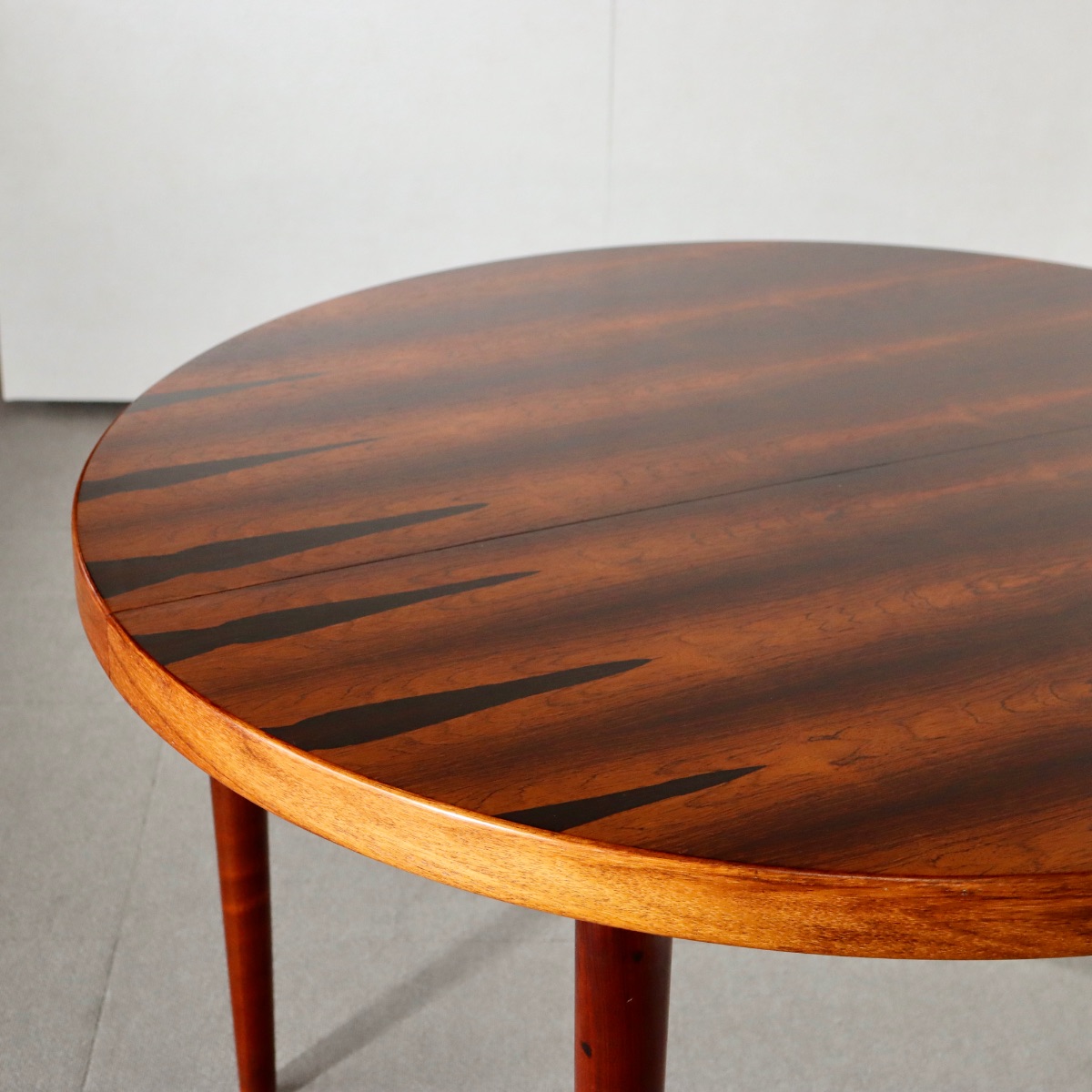 デンマーク製ラウンド型ダイニングテーブル。柔らかな光を受けて輝くチーク材。北欧ヴィンテージらしい穏やかな表情。