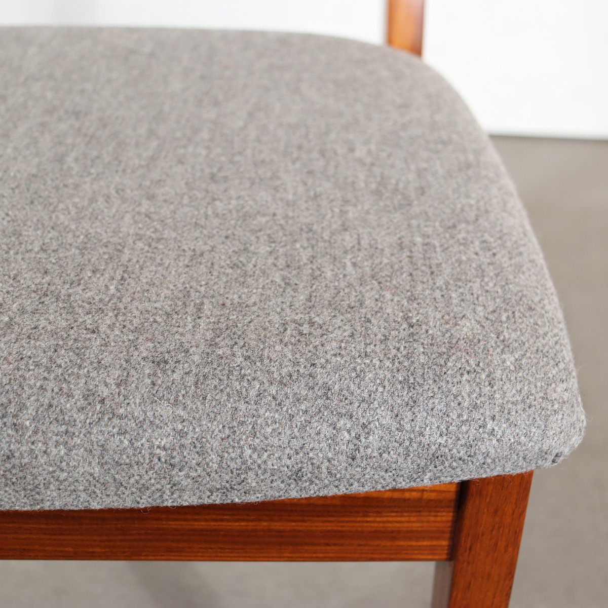 ネイサン製ダイニングチェア。